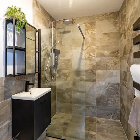 Midford Hideaway Apartment Bath Exterior photo
